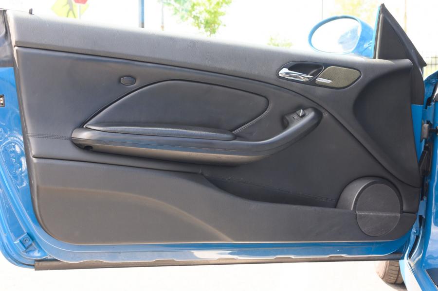 Детали интерьера BMW M3 Coupe Laguna Seca Blue (E46) 2004 года  (фото 51 из 60)